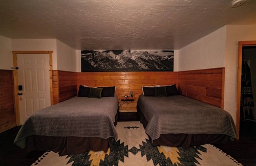 Dubois Cabin | Experience Tranquility in a Premium Double Queen Room Overlooking the River and Stunning Mountain Vistas
