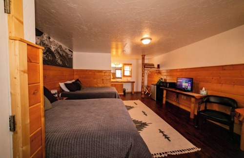 Dubois Cabin | Experience Tranquility in a Premium Double Queen Room Overlooking the River and Stunning Mountain Vistas