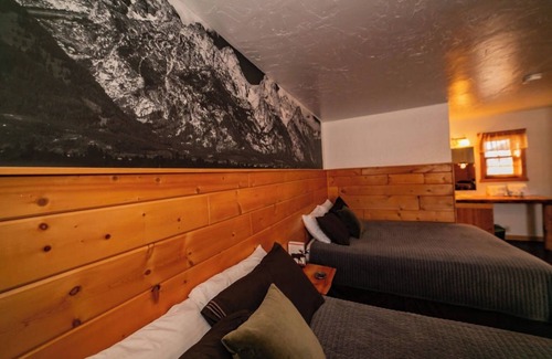 Dubois Cabin | Experience Tranquility in a Premium Double Queen Room Overlooking the River and Stunning Mountain Vistas