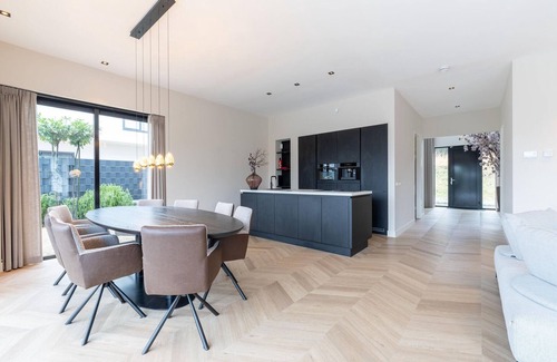 Zeewolde House | Experience ultimate luxury in this villa with private pool, jacuzzi, sauna and terrace on the water. The ideal place for total relaxation!