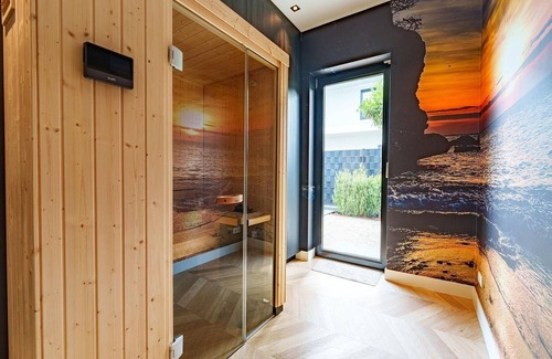 Zeewolde House | Experience ultimate luxury in this villa with private pool, jacuzzi, sauna and terrace on the water. The ideal place for total relaxation!