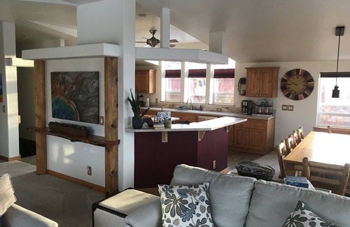 Gardiner House | Experience Yellowstone Year-Round: Ample Space for Large Groups to Enjoy Views!