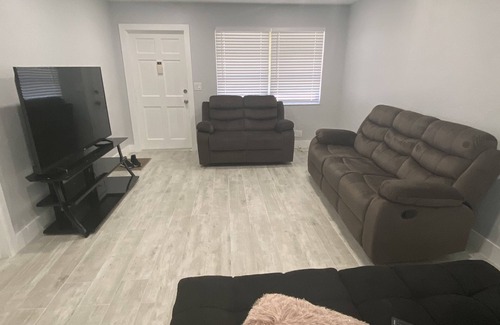 Highland Garden House | Explore amazing Downtown Hollywood & Beach Boardwalk!