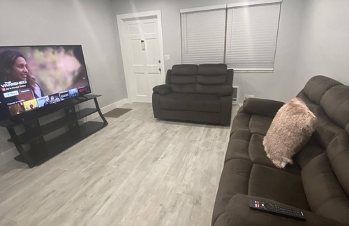 Highland Garden House | Explore amazing Downtown Hollywood & Beach Boardwalk!