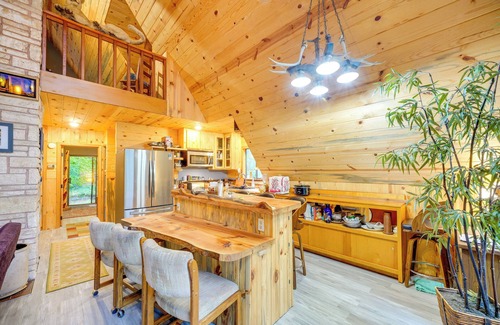 Mount St. Helens Cabin | Explore Mt St Helens: A-Frame Chalet w/Deck!