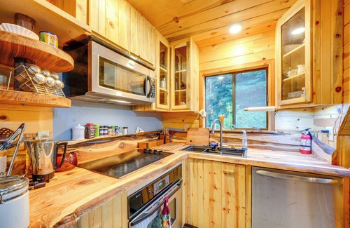Mount St. Helens Cabin | Explore Mt St Helens: A-Frame Chalet w/Deck!