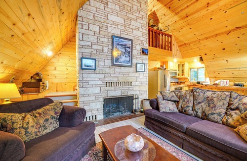 Mount St. Helens Cabin | Explore Mt St Helens: A-Frame Chalet w/Deck!