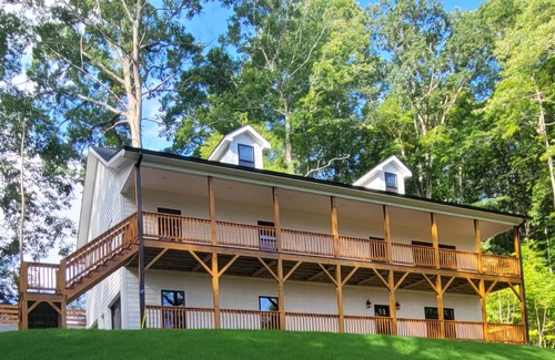 Burnsville House | Explore our Modern 4BR—stylish, pet-friendly, and perfect for comfortable travel