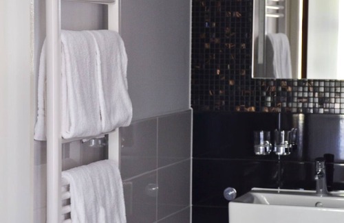 Ouddorp Hotel | Explore Scenic Trails and Coastal Charm from Your Stylish Stay! Free Breakfast