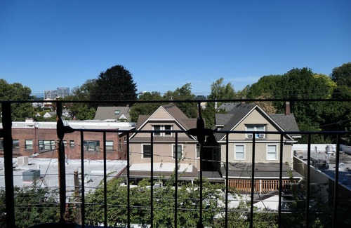 Nob Hill Apartment | Explore the best of Portland from your spacious apartment in historic building