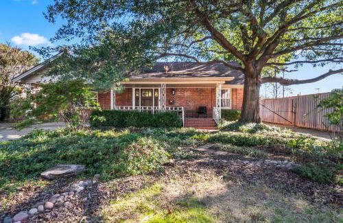 Turner Park Apartment | Expo 3BR, 3BA Timeless Tulsa 1940s Bungalow