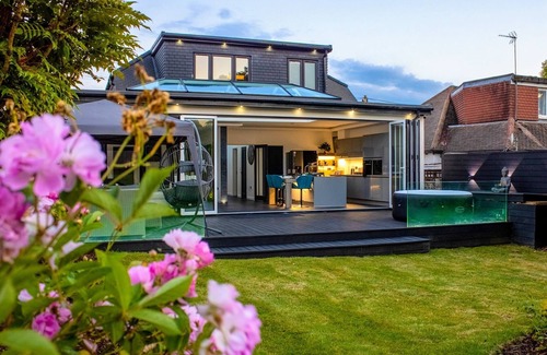 Hillingdon House | Exquisite 4-bed home in Northwood | Wifi and Parking