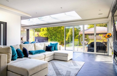 Hillingdon House | Exquisite 4-bed home in Northwood | Wifi and Parking