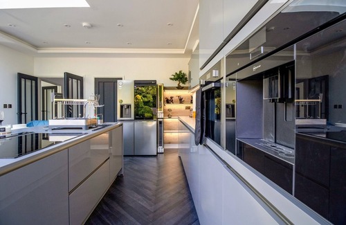 Hillingdon House | Exquisite 4-bed home in Northwood | Wifi and Parking