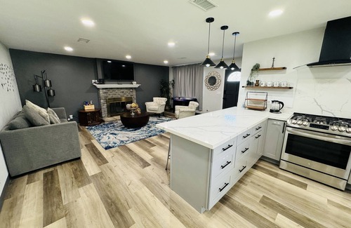 Fullerton House | Exquisite 5BR Staycation Home close to Knott's Berry Farm and Disneyland