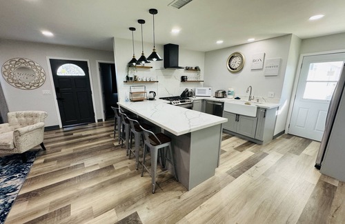 Fullerton House | Exquisite 5BR Staycation Home close to Knott's Berry Farm and Disneyland