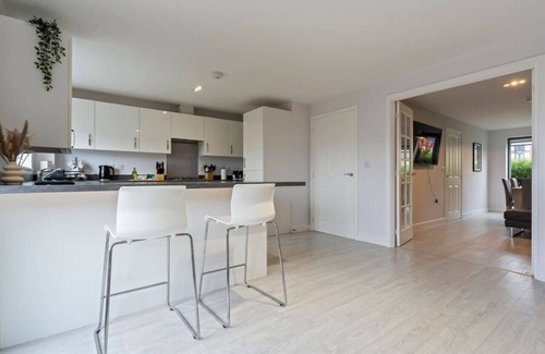 Upton House | Exquisite 7 Bedroom 5.5 Bathroom House w/Parking