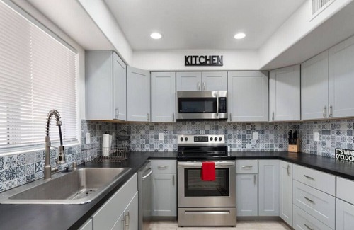Bailey Commons House | Exquisite Home in Phoenix with a Pool! BBQ! Gym! Firepit!