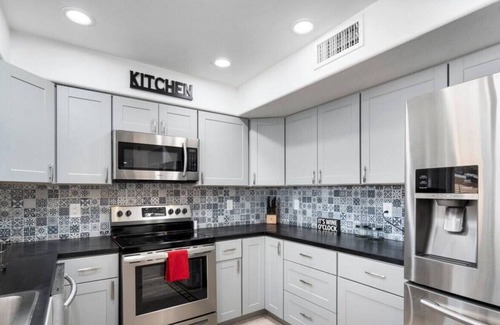 Bailey Commons House | Exquisite Home in Phoenix with a Pool! BBQ! Gym! Firepit!