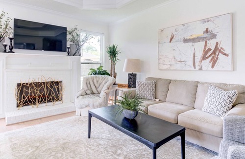 Beaumont House | Exquisite modern home w/tons of living space — “Chez Mer”