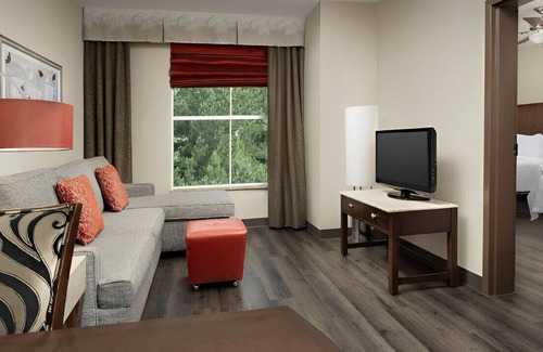 Hoover House | Exquisite Suite Near Downtown w/ Wet Bar & WiFi