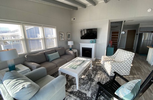 Long Beach House | Exquisite Views! It “Shore is Beautiful" here! 5 Bed/2 Bath Ocean Front Home.