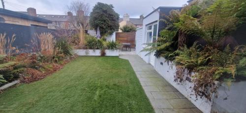 Phibsborough House | Extended 3BD SplitLevel Cottage in Popular Village