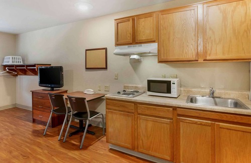 South Kansas City Hotel | Extended Stay America Select Suites - Kansas City - South - I-49