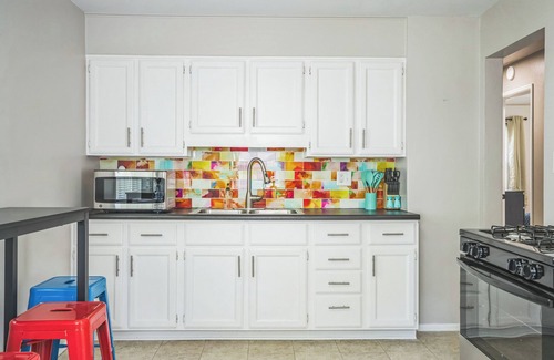 Peoria House | Extended Stay Gem - 2BR/1Bath Peoria Home w/King + Queen Beds Close to OSF