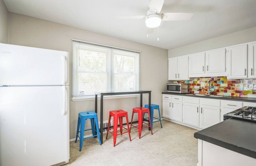 Peoria House | Extended Stay Gem - 2BR/1Bath Peoria Home w/King + Queen Beds Close to OSF