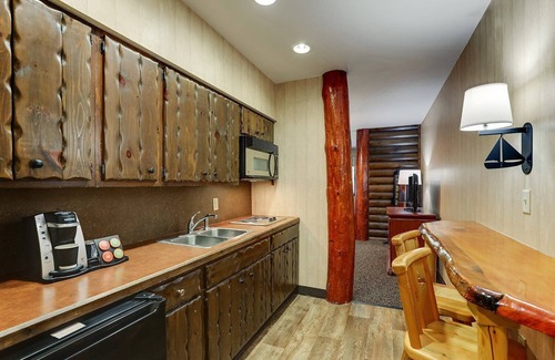 Columbia Hotel | Extended Stay Queen w/Kitchen & Balcony! Stoney Creek | 2 Units