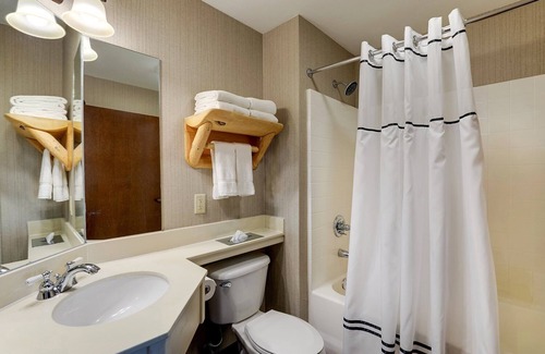 Columbia Hotel | Extended Stay Queen w/Kitchen & Balcony! Stoney Creek | 2 Units