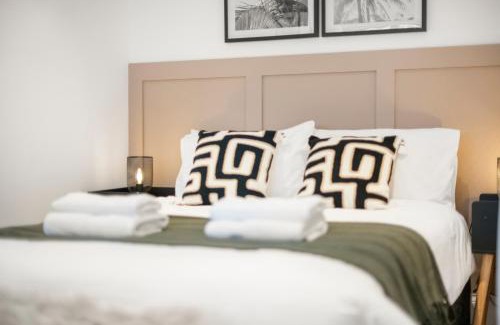 North Acton Apartment | Extended stays I Ideal for groups I Free parking