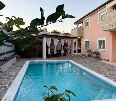 Kaldanija Apartment | EXTRAORDINARY Amna Home with 4 bedroom and pool!