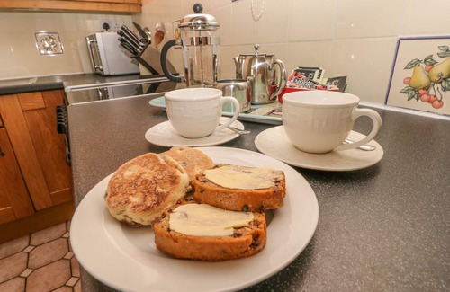 Simpson Cross Cottage | EYNONS COTTAGE, pet friendly, character holiday cottage in Roch