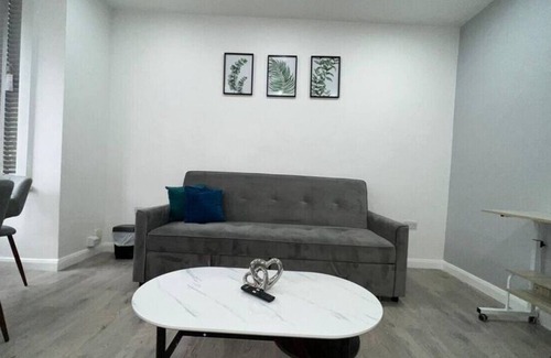 Redbridge Apartment | F#1, 690 Cranbrook · 1Bed Stunning Apt | Free Parking | Private Garden
