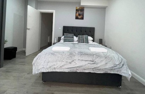Redbridge Apartment | F#1, 690 Cranbrook · 1Bed Stunning Apt | Free Parking | Private Garden
