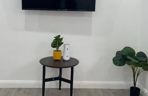 Redbridge Apartment | F#1, 690 Cranbrook · 1Bed Stunning Apt | Free Parking | Private Garden