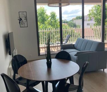 Chamalieres Apartment | F2 neuf cosy et élégant avec terrasse, parking, WIFI