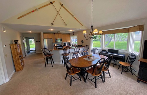 Bretton Woods House | F23 Awesome on golf course in Bretton Woods with Mountain Views, Roku, AC and Piano! Dog Friendly