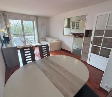 Guyancourt Apartment | F3 avec balcon 5 min gare SQY et Parking gratuit