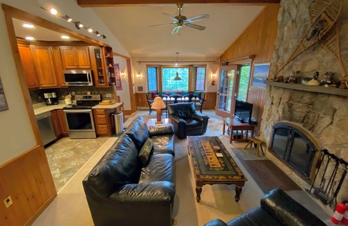 Bretton Woods Cottage | F9 Renovated Bretton Woods slopeside condo w/AC, 2 living rooms, foosball, air hockey, dog friendly