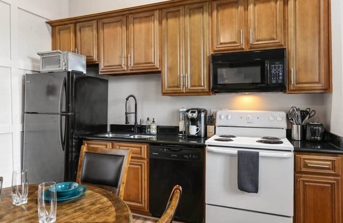 Saint Thomas Development Apartment | Fabulous 2 Bed a block off of Magazine Street!