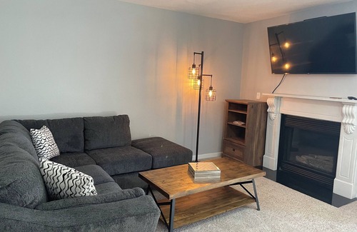 Modesto House | Fabulous 3-bedroom townhome with AC in Modesto