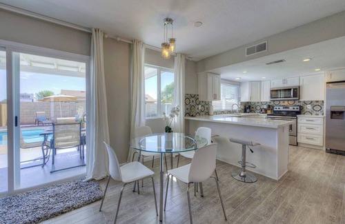 Glendale House | Fabulous 4 Bedroom Home + Free Private Heated POOL