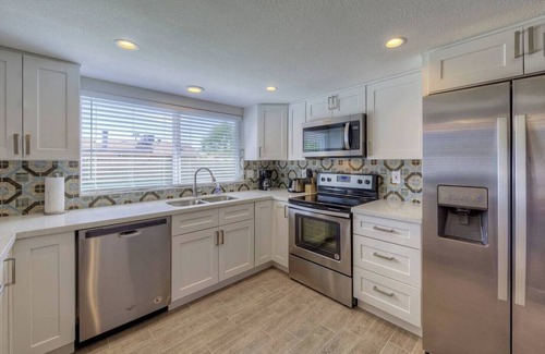 Glendale House | Fabulous 4 Bedroom Home + Free Private Heated POOL