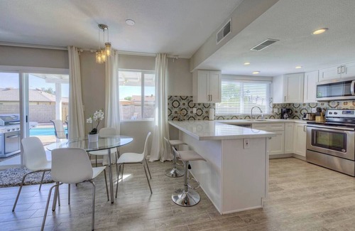 Glendale House | Fabulous 4 Bedroom Home + Free Private Heated POOL