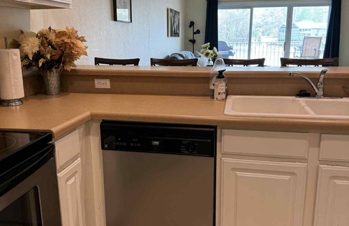 Camdenton Condo | Fabulous & clean lake condo 2BD/2BA sleeps 8!