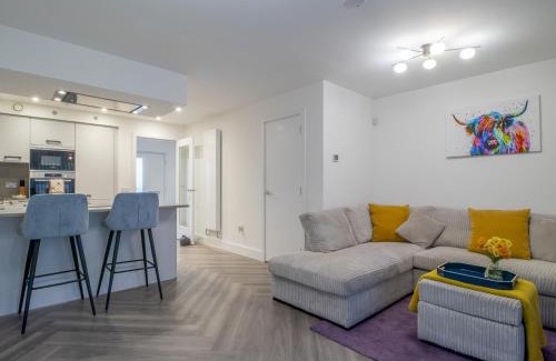 Glasgow House | Fabulous Festival Park Home Private Parking Garden Pass the Keys