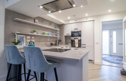 Glasgow House | Fabulous Festival Park Home Private Parking Garden Pass the Keys